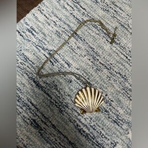 VGUC Lilly Pulitzer Shellabrate Shell Necklace with secret bottle opener